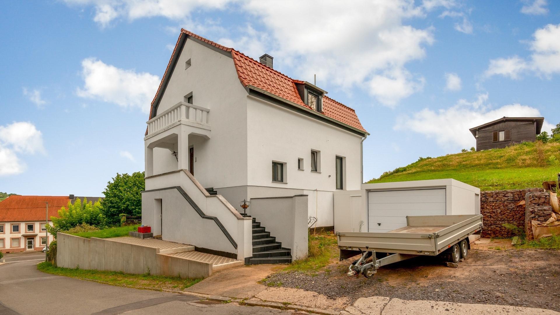 Ein Freistehendes Haus mit Garten und Garage
