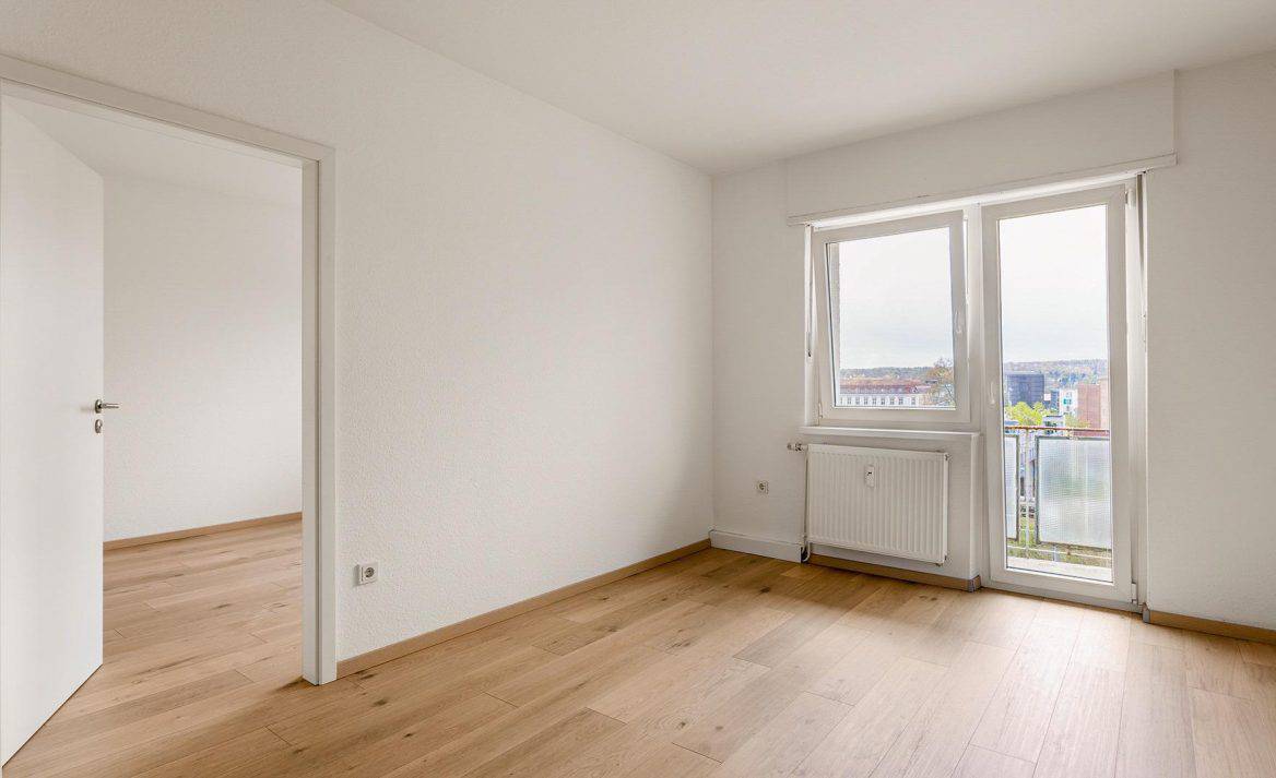 Innenansicht einer kleinen Wohnung mit Blick auf den Balkon