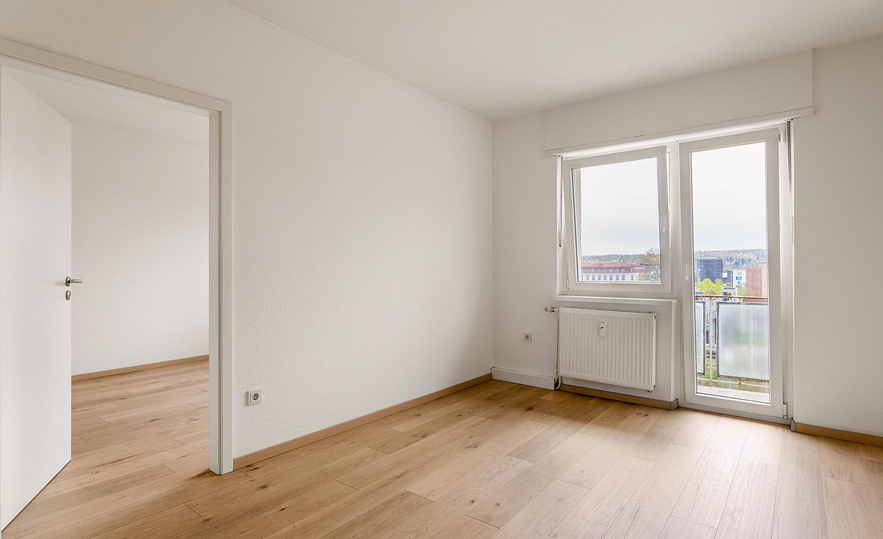 Innenansicht einer kleinen Wohnung mit Blick auf den Balkon